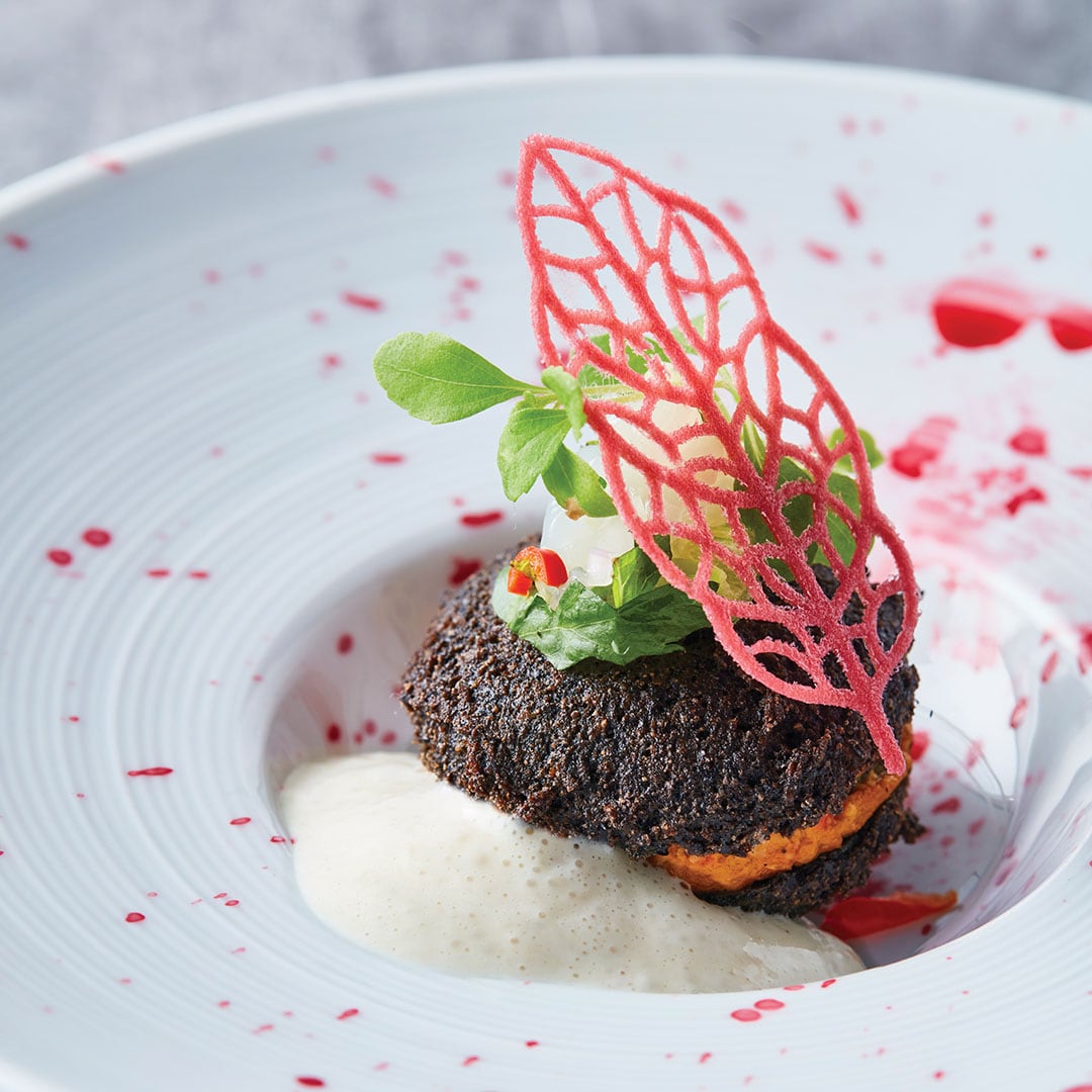 Falafel-Macarons aus Schwarzen Bohnen mit cremigen Makdous